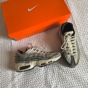 NIKE AIRMAX 95 PREMIUM (BLACK N WHITE) size 6